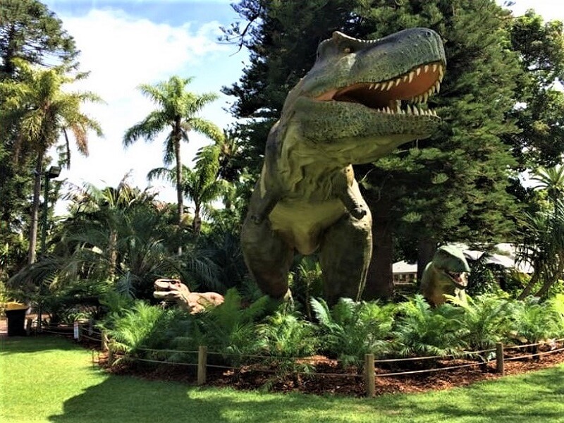 Dinosaurus setting at the zoo