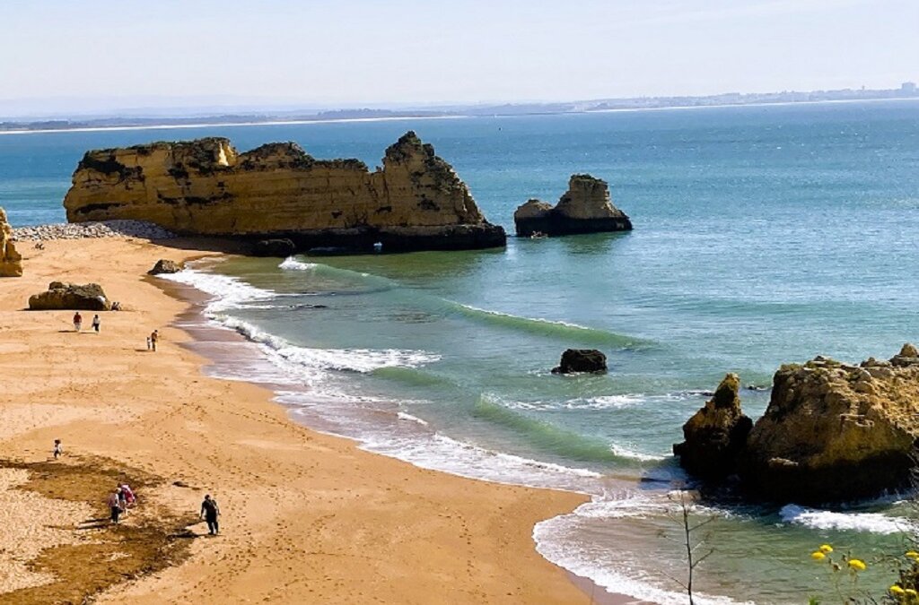 Zoomout view from the top of stairs at Algarve